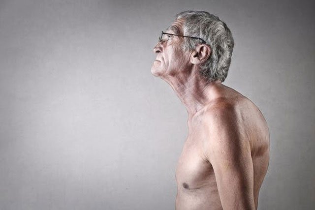 Tại sao về già con người lại lùn đi? Tại sao về già con người lại lùn đi?