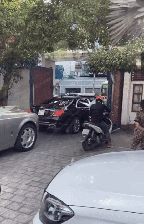 Khoảnh khắc cực hiếm bên trong căn biệt thự chứa toàn siêu xe của Phan Thành, ai cũng từng đi qua mà có thể không biết! Khoảnh khắc cực hiếm bên trong căn biệt thự chứa toàn siêu xe của Phan Thành, ai cũng từng đi qua mà có thể không biết!