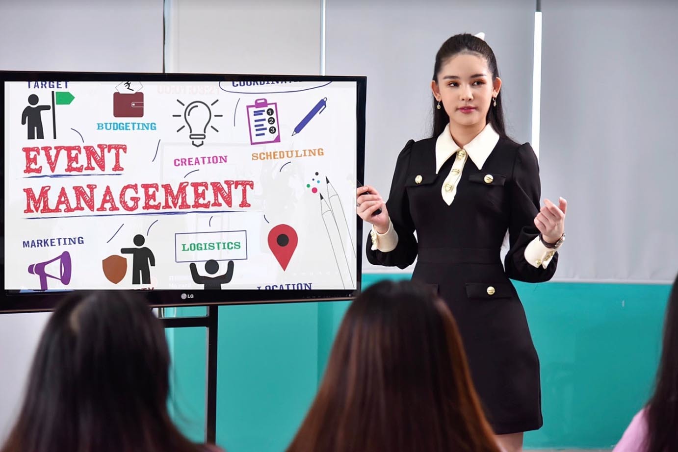 Ngân Anh vượt qua thị phi để trở thành 'nữ giảng viên sành điệu nhất' Ngân Anh vượt qua thị phi để trở thành 'nữ giảng viên sành điệu nhất'
