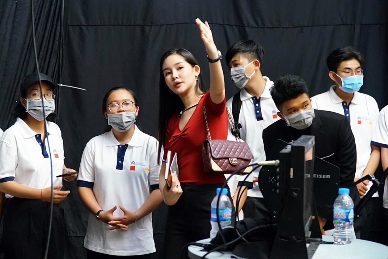 Ngân Anh vượt qua thị phi để trở thành 'nữ giảng viên sành điệu nhất' - 5 Ngân Anh vượt qua thị phi để trở thành 'nữ giảng viên sành điệu nhất' - 5