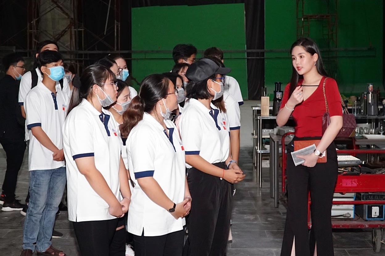Ngân Anh vượt qua thị phi để trở thành 'nữ giảng viên sành điệu nhất' - 6 Ngân Anh vượt qua thị phi để trở thành 'nữ giảng viên sành điệu nhất' - 6