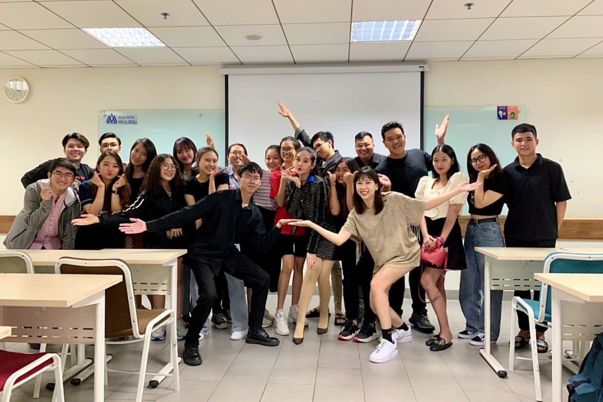 Ngân Anh vượt qua thị phi để trở thành 'nữ giảng viên sành điệu nhất' - 8 Ngân Anh vượt qua thị phi để trở thành 'nữ giảng viên sành điệu nhất' - 8