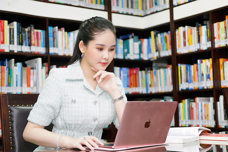 Ngân Anh vượt qua thị phi để trở thành 'nữ giảng viên sành điệu nhất' - 2 Ngân Anh vượt qua thị phi để trở thành 'nữ giảng viên sành điệu nhất' - 2