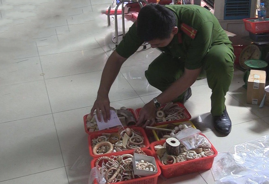 Bắt chủ lô hàng 18kg sản phẩm làm từ ngà voi - 1 Bắt chủ lô hàng 18kg sản phẩm làm từ ngà voi - 1