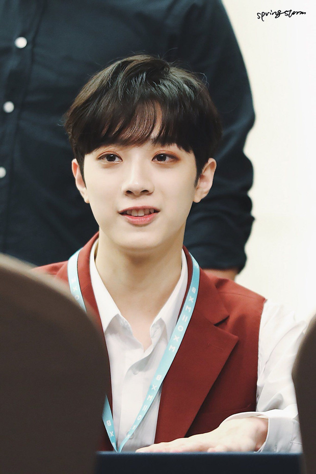 Guanlin (Wanna One) bị bóc tơi bời liên hoàn phốt: Khạc nhổ bừa bãi, lộ cả danh tính bạn gái sống chung hơn 10 tuổi? - 3 Guanlin (Wanna One) bị bóc tơi bời liên hoàn phốt: Khạc nhổ bừa bãi, lộ cả danh tính bạn gái sống chung hơn 10 tuổi? - 3