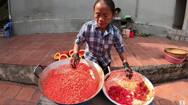 Bà Tân Vlog chia sẻ lý do đặc biệt khi làm bánh giầy gấc siêu to khổng lồ, nhiều người mới ngỡ ngàng nhận ra có ngày Tết 10/10 - 1 Bà Tân Vlog chia sẻ lý do đặc biệt khi làm bánh giầy gấc siêu to khổng lồ, nhiều người mới ngỡ ngàng nhận ra có ngày Tết 10/10 - 1