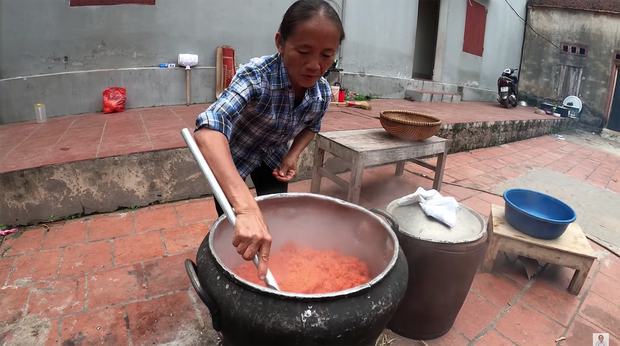 Bà Tân Vlog chia sẻ lý do đặc biệt khi làm bánh giầy gấc siêu to khổng lồ, nhiều người mới ngỡ ngàng nhận ra có ngày Tết 10/10 - 2 Bà Tân Vlog chia sẻ lý do đặc biệt khi làm bánh giầy gấc siêu to khổng lồ, nhiều người mới ngỡ ngàng nhận ra có ngày Tết 10/10 - 2