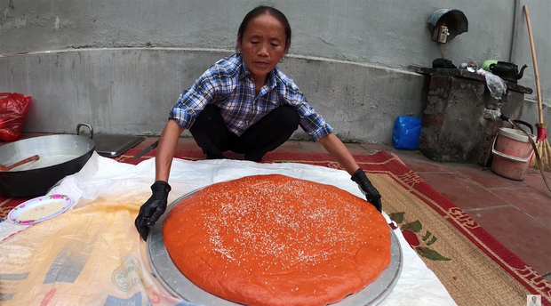 Bà Tân Vlog chia sẻ lý do đặc biệt khi làm bánh giầy gấc siêu to khổng lồ, nhiều người mới ngỡ ngàng nhận ra có ngày Tết 10/10 - 5 Bà Tân Vlog chia sẻ lý do đặc biệt khi làm bánh giầy gấc siêu to khổng lồ, nhiều người mới ngỡ ngàng nhận ra có ngày Tết 10/10 - 5