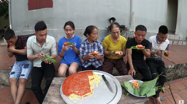 Bà Tân Vlog chia sẻ lý do đặc biệt khi làm bánh giầy gấc siêu to khổng lồ, nhiều người mới ngỡ ngàng nhận ra có ngày Tết 10/10 - 6 Bà Tân Vlog chia sẻ lý do đặc biệt khi làm bánh giầy gấc siêu to khổng lồ, nhiều người mới ngỡ ngàng nhận ra có ngày Tết 10/10 - 6
