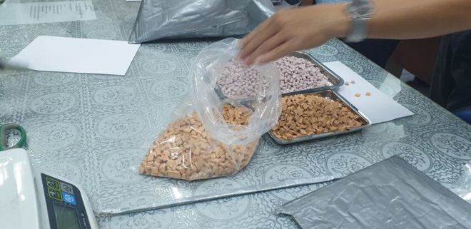 Hơn 20 kg ma tuý trong các lô hàng quà biếu được ngụy trang tinh vi về Sài Gòn Hơn 20 kg ma tuý trong các lô hàng quà biếu được ngụy trang tinh vi về Sài Gòn