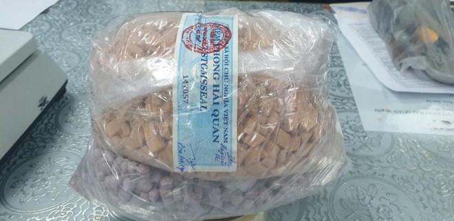 Hơn 20 kg ma tuý trong các lô hàng quà biếu được ngụy trang tinh vi về Sài Gòn - 2 Hơn 20 kg ma tuý trong các lô hàng quà biếu được ngụy trang tinh vi về Sài Gòn - 2
