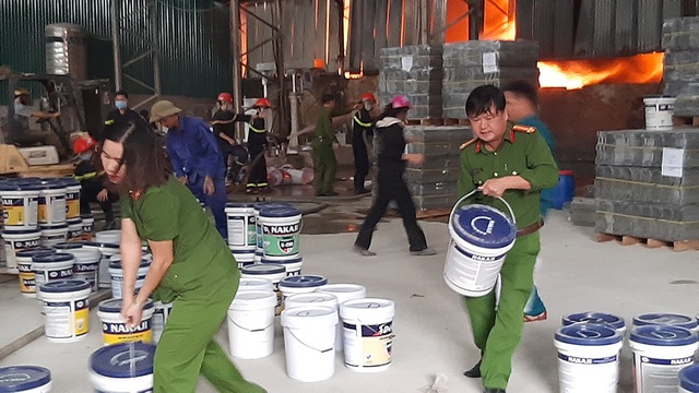 Hàng trăm người cứu kho hàng bốc cháy ngùn ngụt - 2 Hàng trăm người cứu kho hàng bốc cháy ngùn ngụt - 2