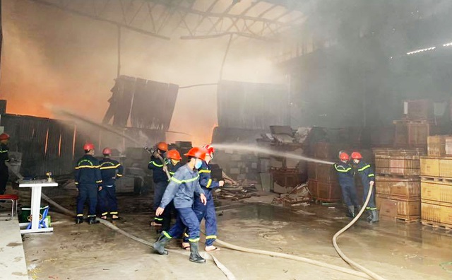 Hàng trăm người cứu kho hàng bốc cháy ngùn ngụt - 1 Hàng trăm người cứu kho hàng bốc cháy ngùn ngụt - 1