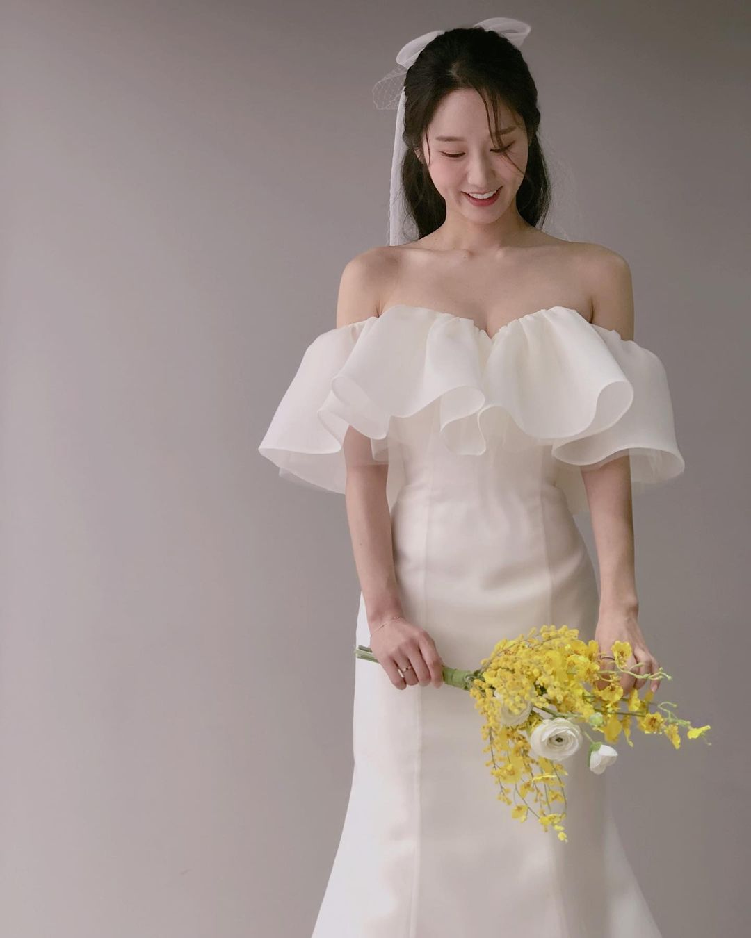 Ngắm 'nàng thơ của Đoàn Văn Hậu' thử váy cưới, chị em mê ngay dáng váy cưới trễ vai khéo léo che vòng 1 khiêm tốn - 12 Ngắm 'nàng thơ của Đoàn Văn Hậu' thử váy cưới, chị em mê ngay dáng váy cưới trễ vai khéo léo che vòng 1 khiêm tốn - 12