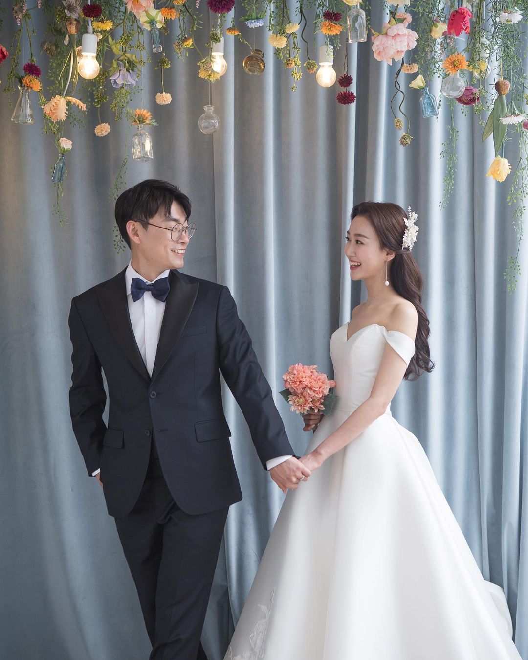 Ngắm 'nàng thơ của Đoàn Văn Hậu' thử váy cưới, chị em mê ngay dáng váy cưới trễ vai khéo léo che vòng 1 khiêm tốn - 13 Ngắm 'nàng thơ của Đoàn Văn Hậu' thử váy cưới, chị em mê ngay dáng váy cưới trễ vai khéo léo che vòng 1 khiêm tốn - 13