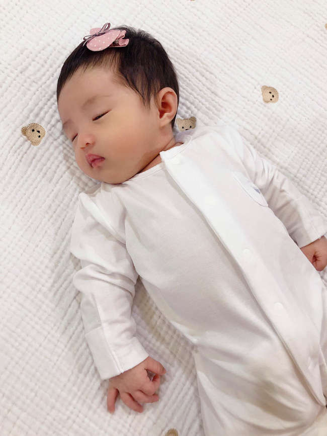 Đông Nhi chính thức khoe cận cảnh gương mặt của con gái đầu lòng - 1 Đông Nhi chính thức khoe cận cảnh gương mặt của con gái đầu lòng - 1