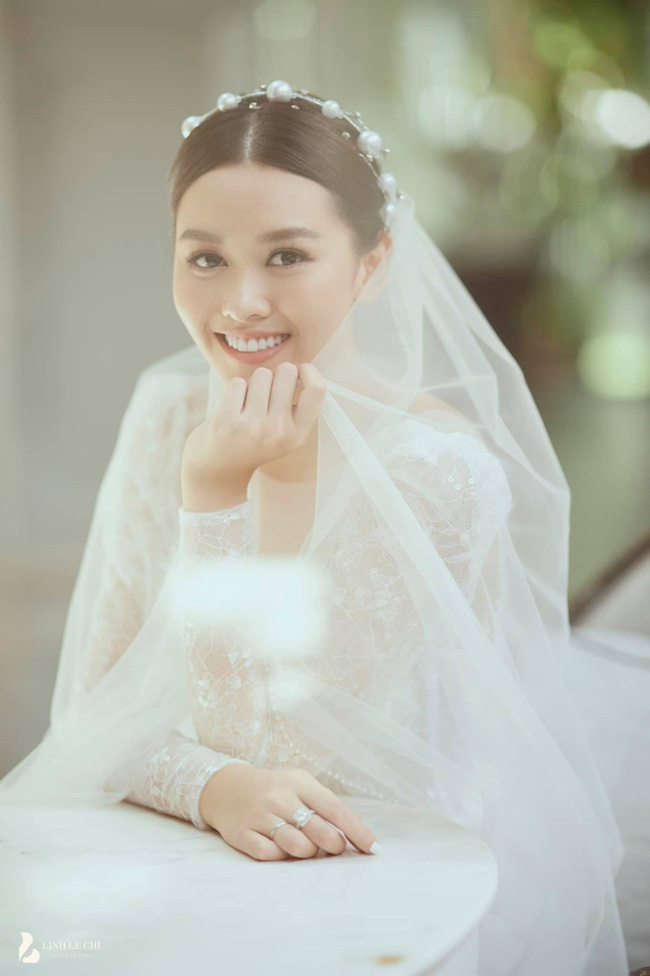 Rò rỉ ảnh thiệp cưới Á hậu Tường San, địa điểm tổ chức hôn lễ cực 'khủng' - 1 Rò rỉ ảnh thiệp cưới Á hậu Tường San, địa điểm tổ chức hôn lễ cực 'khủng' - 1