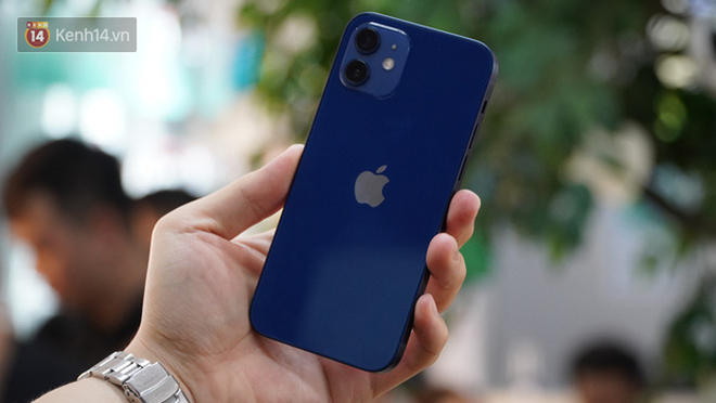 Vì sao bạn nên mua iPhone 12 chính hãng và nói không với hàng xách tay? - 2 Vì sao bạn nên mua iPhone 12 chính hãng và nói không với hàng xách tay? - 2