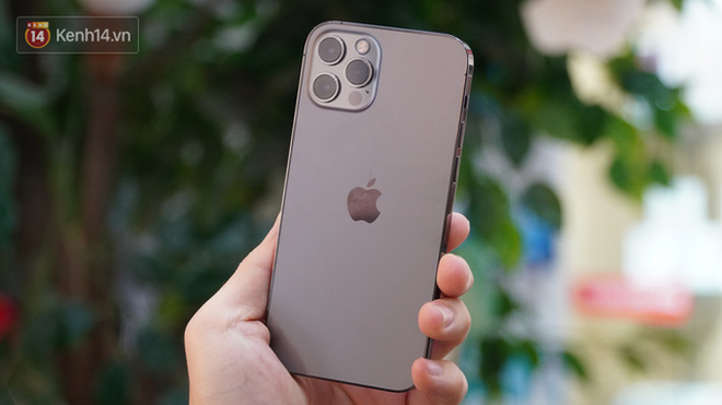 Vì sao bạn nên mua iPhone 12 chính hãng và nói không với hàng xách tay? - 4 Vì sao bạn nên mua iPhone 12 chính hãng và nói không với hàng xách tay? - 4