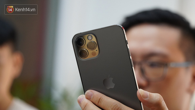 Vì sao bạn nên mua iPhone 12 chính hãng và nói không với hàng xách tay? - 5 Vì sao bạn nên mua iPhone 12 chính hãng và nói không với hàng xách tay? - 5