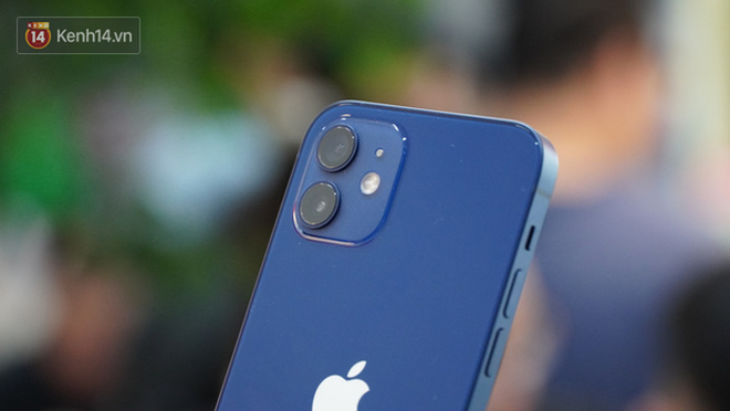 Vì sao bạn nên mua iPhone 12 chính hãng và nói không với hàng xách tay? - 3 Vì sao bạn nên mua iPhone 12 chính hãng và nói không với hàng xách tay? - 3
