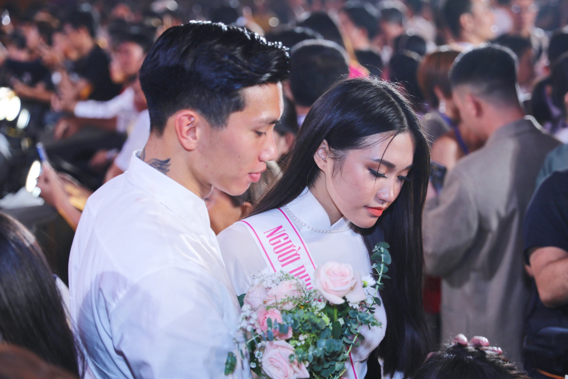 Ngắm 'nàng thơ của Đoàn Văn Hậu' thử váy cưới, chị em mê ngay dáng váy cưới trễ vai khéo léo che vòng 1 khiêm tốn Ngắm 'nàng thơ của Đoàn Văn Hậu' thử váy cưới, chị em mê ngay dáng váy cưới trễ vai khéo léo che vòng 1 khiêm tốn