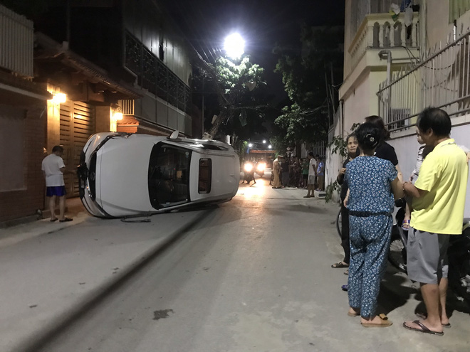 Xế hộp đâm gãy cột điện rồi lật nghiêng giữa đường, người trong xe bò ra từ cửa sổ trời Xế hộp đâm gãy cột điện rồi lật nghiêng giữa đường, người trong xe bò ra từ cửa sổ trời