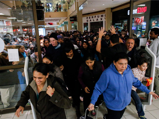 Những câu chuyện chứng minh Black Friday tạo ra một thế giới điên rồ và cuồng loạn nhất, theo lời kể của các nhân viên bán hàng Những câu chuyện chứng minh Black Friday tạo ra một thế giới điên rồ và cuồng loạn nhất, theo lời kể của các nhân viên bán hàng