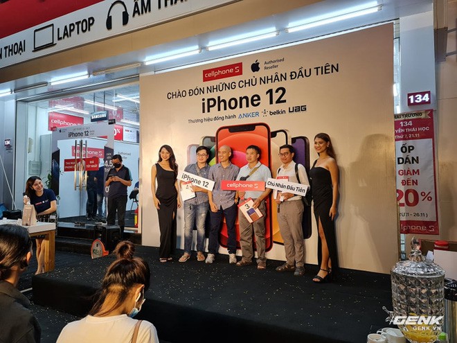 iPhone 12 chính hãng mở bán tại Việt Nam: Hàng trăm người xếp hàng chờ nhận máy, bản Pro Max vẫn được quan tâm nhất - 3 iPhone 12 chính hãng mở bán tại Việt Nam: Hàng trăm người xếp hàng chờ nhận máy, bản Pro Max vẫn được quan tâm nhất - 3
