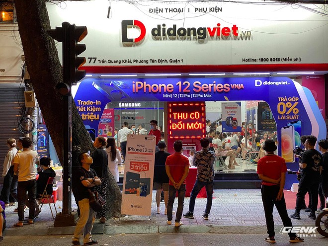 iPhone 12 chính hãng mở bán tại Việt Nam: Hàng trăm người xếp hàng chờ nhận máy, bản Pro Max vẫn được quan tâm nhất iPhone 12 chính hãng mở bán tại Việt Nam: Hàng trăm người xếp hàng chờ nhận máy, bản Pro Max vẫn được quan tâm nhất