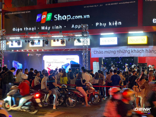 iPhone 12 chính hãng mở bán tại Việt Nam: Hàng trăm người xếp hàng chờ nhận máy, bản Pro Max vẫn được quan tâm nhất - 1 iPhone 12 chính hãng mở bán tại Việt Nam: Hàng trăm người xếp hàng chờ nhận máy, bản Pro Max vẫn được quan tâm nhất - 1