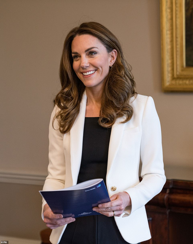 Công nương Kate tái xuất rạng rỡ nhưng gây chú ý hơn là phản ứng của cô sau khi thông tin Meghan Markle sảy thai được tiết lộ Công nương Kate tái xuất rạng rỡ nhưng gây chú ý hơn là phản ứng của cô sau khi thông tin Meghan Markle sảy thai được tiết lộ