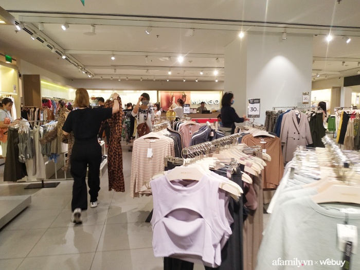 Không khí mua sắm Black Friday tại Sài Gòn và Hà Nội: Hôm qua còn 'heo hút', nay nhiều nơi vỡ trận - 4 Không khí mua sắm Black Friday tại Sài Gòn và Hà Nội: Hôm qua còn 'heo hút', nay nhiều nơi vỡ trận - 4