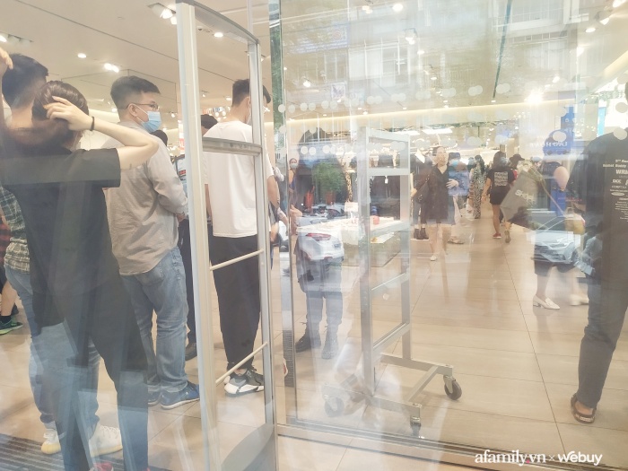 Không khí mua sắm Black Friday tại Sài Gòn và Hà Nội: Hôm qua còn 'heo hút', nay nhiều nơi vỡ trận - 1 Không khí mua sắm Black Friday tại Sài Gòn và Hà Nội: Hôm qua còn 'heo hút', nay nhiều nơi vỡ trận - 1