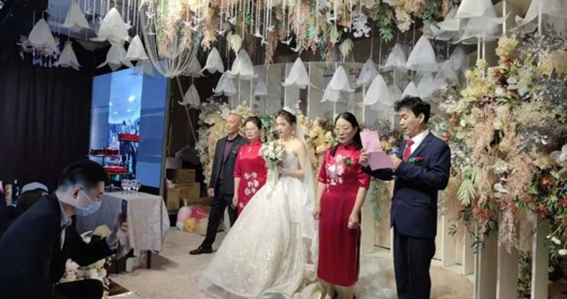 Chú rể bỏ lại cô dâu trong lễ cưới, lý do phía sau gây xúc động mạnh Chú rể bỏ lại cô dâu trong lễ cưới, lý do phía sau gây xúc động mạnh