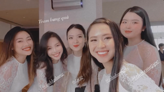 Bức ảnh đủ mặt hội chị em bạn dì nhà gái trong đám hỏi Phan Thành - Primmy Trương, đố ai đọ lại team 'so đẹp' này - 1 Bức ảnh đủ mặt hội chị em bạn dì nhà gái trong đám hỏi Phan Thành - Primmy Trương, đố ai đọ lại team 'so đẹp' này - 1