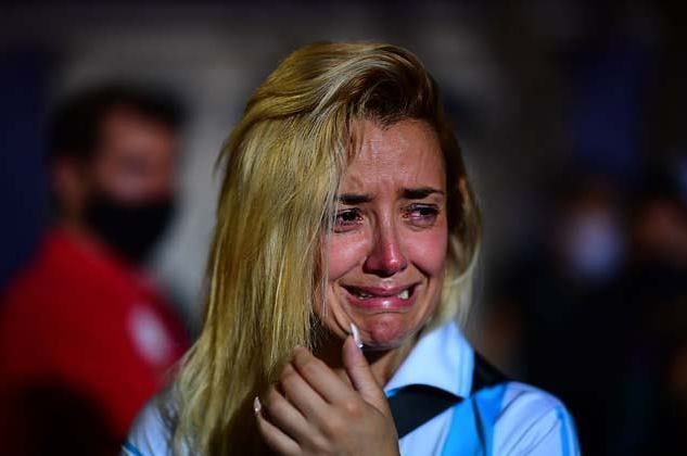 Người dân Argentina nghẹn ngào tiễn đưa Maradona - 12 Người dân Argentina nghẹn ngào tiễn đưa Maradona - 12