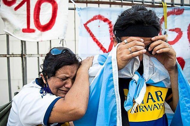 Người dân Argentina nghẹn ngào tiễn đưa Maradona - 11 Người dân Argentina nghẹn ngào tiễn đưa Maradona - 11