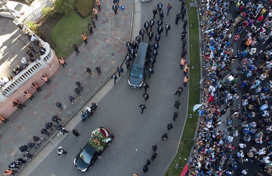 Người dân Argentina nghẹn ngào tiễn đưa Maradona - 9 Người dân Argentina nghẹn ngào tiễn đưa Maradona - 9