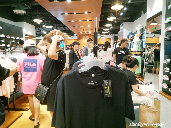 Không khí mua sắm Black Friday tại Sài Gòn và Hà Nội: Hôm qua còn 'heo hút', nay nhiều nơi vỡ trận - 16 Không khí mua sắm Black Friday tại Sài Gòn và Hà Nội: Hôm qua còn 'heo hút', nay nhiều nơi vỡ trận - 16