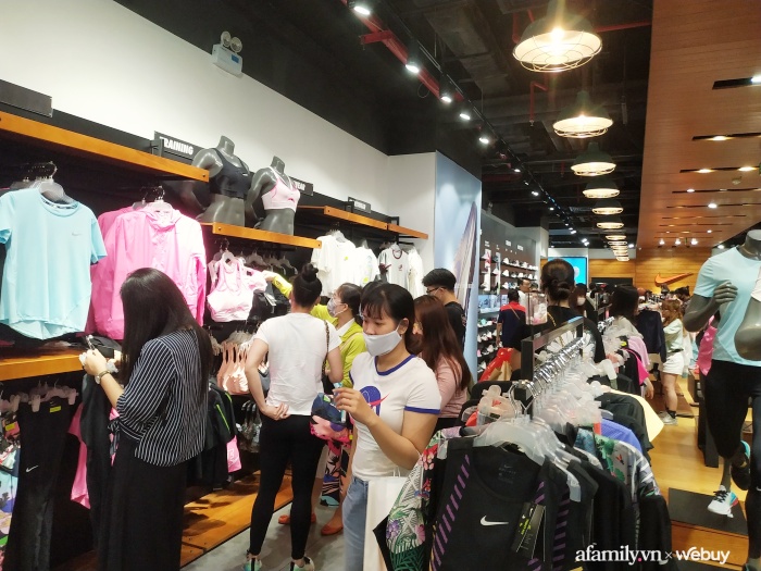 Không khí mua sắm Black Friday tại Sài Gòn và Hà Nội: Hôm qua còn 'heo hút', nay nhiều nơi vỡ trận - 18 Không khí mua sắm Black Friday tại Sài Gòn và Hà Nội: Hôm qua còn 'heo hút', nay nhiều nơi vỡ trận - 18