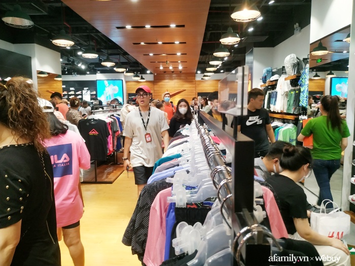 Không khí mua sắm Black Friday tại Sài Gòn và Hà Nội: Hôm qua còn 'heo hút', nay nhiều nơi vỡ trận - 13 Không khí mua sắm Black Friday tại Sài Gòn và Hà Nội: Hôm qua còn 'heo hút', nay nhiều nơi vỡ trận - 13