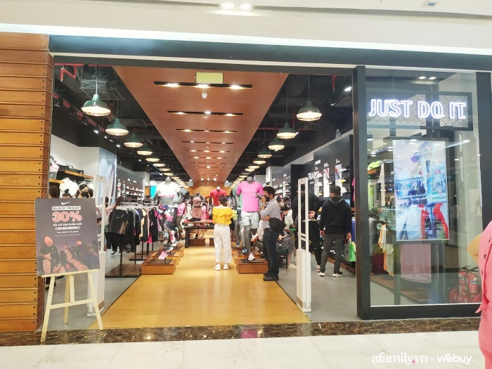 Không khí mua sắm Black Friday tại Sài Gòn và Hà Nội: Hôm qua còn 'heo hút', nay nhiều nơi vỡ trận - 21 Không khí mua sắm Black Friday tại Sài Gòn và Hà Nội: Hôm qua còn 'heo hút', nay nhiều nơi vỡ trận - 21