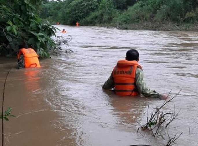 Xe bán tải bị lũ cuốn, một cán bộ giao thông mất tích Xe bán tải bị lũ cuốn, một cán bộ giao thông mất tích
