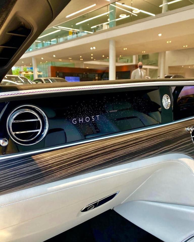 Rộ tin Rolls-Royce Ghost 2021 đầu tiên lên đường về Việt Nam, cập bến ngày đầu năm sau - 2 Rộ tin Rolls-Royce Ghost 2021 đầu tiên lên đường về Việt Nam, cập bến ngày đầu năm sau - 2