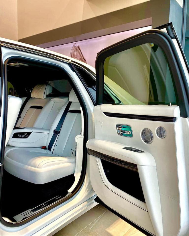 Rộ tin Rolls-Royce Ghost 2021 đầu tiên lên đường về Việt Nam, cập bến ngày đầu năm sau - 3 Rộ tin Rolls-Royce Ghost 2021 đầu tiên lên đường về Việt Nam, cập bến ngày đầu năm sau - 3