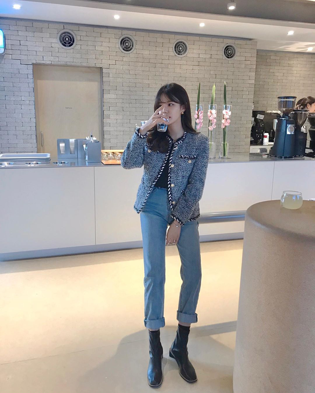Chỉ cần diện cùng 4 kiểu trang phục này, chiếc quần jeans dù mờ nhạt đến mấy cũng 'biến hình' sang chảnh ngút ngàn - 5 Chỉ cần diện cùng 4 kiểu trang phục này, chiếc quần jeans dù mờ nhạt đến mấy cũng 'biến hình' sang chảnh ngút ngàn - 5