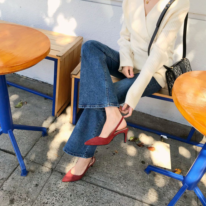 Chỉ cần diện cùng 4 kiểu trang phục này, chiếc quần jeans dù mờ nhạt đến mấy cũng 'biến hình' sang chảnh ngút ngàn - 9 Chỉ cần diện cùng 4 kiểu trang phục này, chiếc quần jeans dù mờ nhạt đến mấy cũng 'biến hình' sang chảnh ngút ngàn - 9