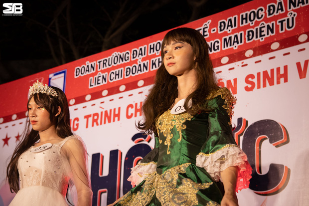 Nam sinh giả gái xinh xuất thần ẵm luôn ngôi vị 'Nam hậu', ngó sang đối thủ cũng chẳng kém cạnh! - 8 Nam sinh giả gái xinh xuất thần ẵm luôn ngôi vị 'Nam hậu', ngó sang đối thủ cũng chẳng kém cạnh! - 8