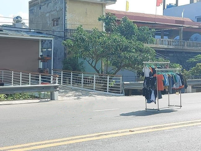 Nhìn thấy giá phơi đồ án ngữ giữa đường, nhiều người tự hỏi chủ là ai mà liều lĩnh thế, ngờ đâu sự thật lại 'mông lung như một trò đùa' - 1 Nhìn thấy giá phơi đồ án ngữ giữa đường, nhiều người tự hỏi chủ là ai mà liều lĩnh thế, ngờ đâu sự thật lại 'mông lung như một trò đùa' - 1